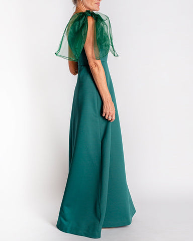 A combination of modern romantic & classic style in the Vivienne Gown. Asymmetrical, fit & flare silhouette with an effortless organza tie on the shoulder. Made in a structured material that drapes effortlessly. 